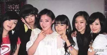 闺蜜进了娱乐圈吃瓜小说,从吃瓜群众到幕后推手的华丽蜕变 第2张 闺蜜进了娱乐圈吃瓜小说,从吃瓜群众到幕后推手的华丽蜕变 第2张