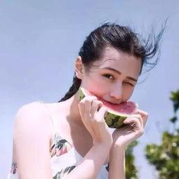 娱乐圈吃瓜背景图女生,揭秘“吃瓜”背后的女性力量