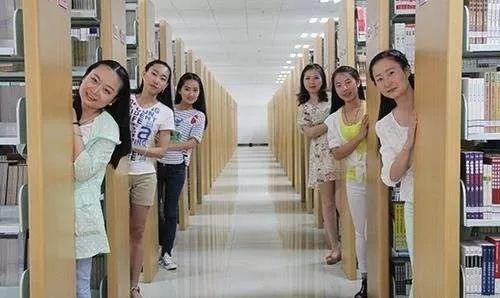 娱乐吃瓜酱大学生上课,揭秘大学生课堂上的“吃瓜”瞬间  第2张