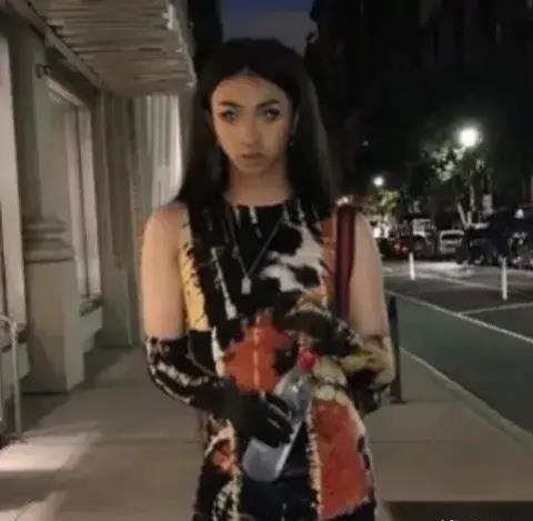 娱乐八卦吃瓜少女是谁,她是如何成为网络红人的？  第2张