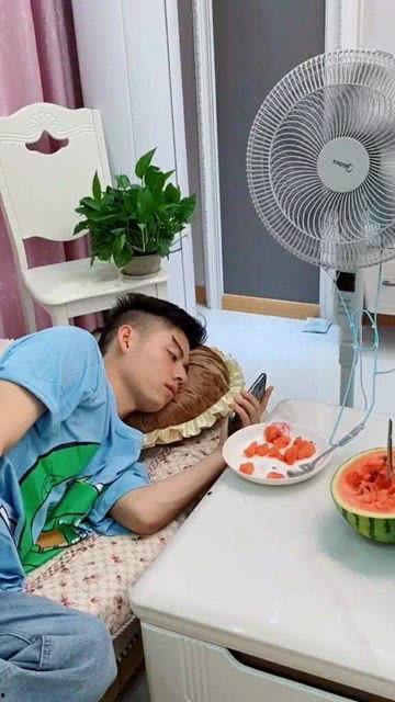 娱乐圈吃瓜最正确的方法,揭秘明星幕后真相，轻松成为八卦达人  第3张
