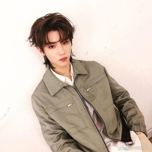 黄明昊娱乐圈吃瓜视频,揭秘明星幕后故事  第1张